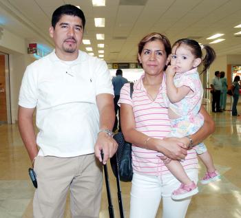 22072006 
Héctor Ortiz viajó al DF, Lo despidieron Elizbeth Ortiz y Leslie.