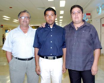 22072006 
Manuel Guardado viajó a México, los despidieron Francisco Guardado y Francisco Jr.