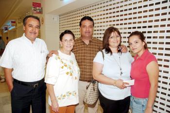 22072006 
Ricardo Verdeja y Anabel Jalife Aguilar fueron despedidos por Roberto Domínguez, Amadita Verdeja de Domínguez y Karen Verdeja Jalife, antes de viajar a Mazatlán.