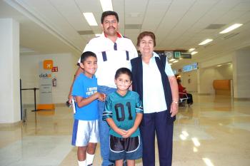 25072006
 Filiberto Barrón, Filiberto Junior, Florentino y Carmen Morales viajaron a Los Ángeles.