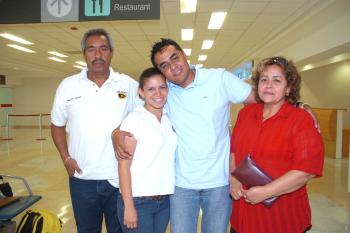 25072006
ulio Antuna viajó a Los Cabos y lo despidieron Griselda Ortiz, Blanca Lara y Roberto Antuna.