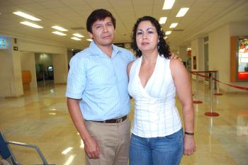 26072006
Adolfo Rosales y Mayela Hernández viajaron con destino a Cancún.