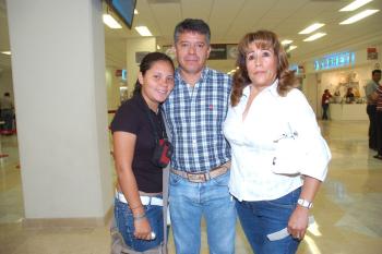 26072006
Arcelia Vázquez, María Fernanda Arellano y Fernando Arellano viajaron a Los Ángeles.
