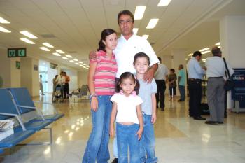26072006
Luis Romario, Marco, Paulina y Sarahí Morato iajaron a la Ciudad de México.