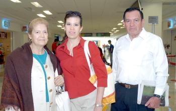 23072006 
Ana María Soto y Marisol García viajaron al DF, las despidió Héctor García.