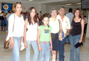 23072006 
Blanca Ugalde de Velázquez, Ricardo Velázquez y Laura Velázquez viajaron a Cancún, los despidieron Blanca Velázquez, Perla y Rubí Llamas.