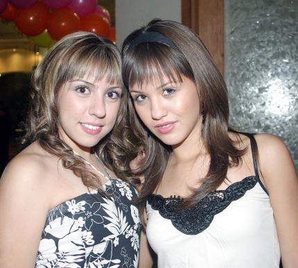 23072006 
Karen Livas y Pamela Gamboa.