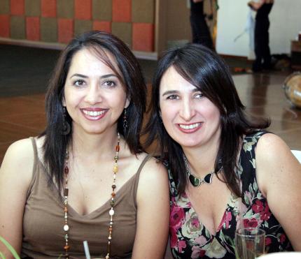 23072006 
Alejandra de Aburto y Maribel de Saldaña.