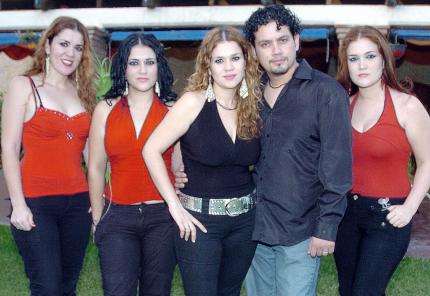 23072006 
Rosa María Bracho y Salvador Navarro disfrutaron de una despedida de solteros, que le organizaron amigas.
