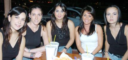 23072006 
Sofía Corrales, Marcela Garza, Paty Licera, Ruth Navarro y Érika Wolf.