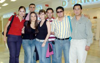 28072006 
Claudia Rodríguez, Memo Díaz, Karol Iza, Griselda y Óscar García, Omar Ávila y Ricardo Vázquez viajaron a Las Vegas.