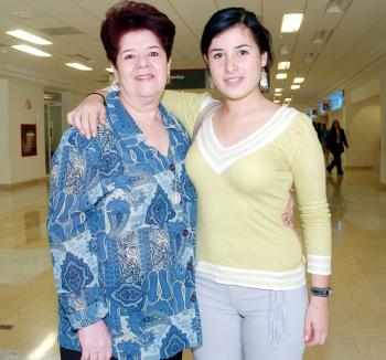28072006 
Leticia Alcántara viajó al DF, la despidió María Teresa Dávila.