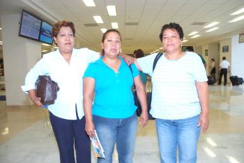 27072006
Silvia Lomas viajó a Los Ángeles, la despidieron Hilda e Irma Lomas.