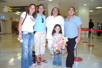 27072006
Ximena Mejía, Leticia López, Fernanda Chávez y Viridiana viajaron al DF, las despidió Socorro.