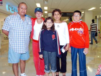 290706

María Cerón, Alan y Ellen García, Gullermo Cerón y Mónica de Cerón viajaron a México
