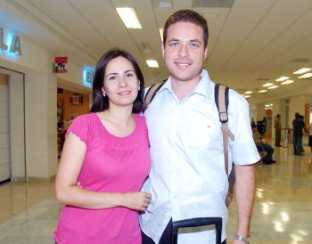 290706 

Procedente de China llegó a Torreón, Armando Gutiérrez y lo recibió Cecilia Jaidar