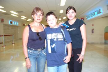 31072006
Evangelina Delgado y Héctor López viajaron a Ciudad Juárez y los despide Ale Delgado..jpg