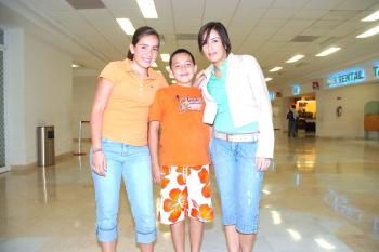 31072006
Vera Campuzano, Pablo González y María Sofía viajaron a México..jpg