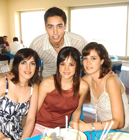 31072006
Georgina Salmón de Cobián, Lorena Salmón, Cecilia de Villarreal y Boyardo Salmón.