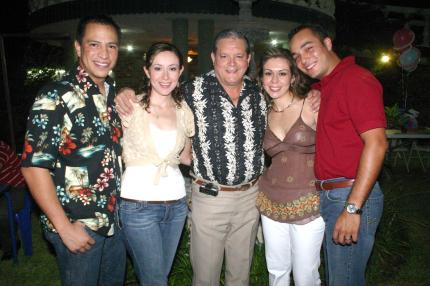 31072006
Teresa de Jesús de De Alba en compañía de su esposo Ignacio de Alba Pérez, y Blanca de Rábago, Guillermo Rábago y Cecilio Ruiz, el día que festejó su cumpleaños.