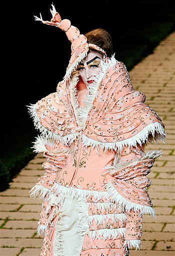 Si bien esta pequeña connotación podría costear los suntuosos bordados y las materias preciosas que adornarán el Dior del invierno 2007.