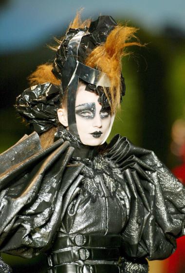 El modisto John Galliano ofreció  uno de los momentos sublimes a la historia de la moda, con un desfile de alta costura Christian Dior para el otoño-invierno 2006-2007 que él mismo cerró, vestido de astronauta recién llegado a/de un planeta desconocido.