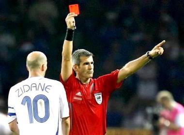 Pero a esa instancia llegó herida, sin fuerzas, por la expulsión de su maestro, Zinedine Zidane, quien en el minuto 110 de juego perdió la cabeza ante las provocaciones del zaguero Marco Materazzi y con un cabezazo en el pecho quiso liquidar la fricción.