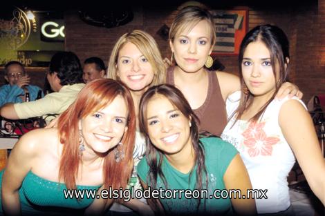 Y ¡LLEGO LA NOCHE!
Ale Martínez, Cristy Romo, Bety Martínez, Ely OLivares y Any Romo