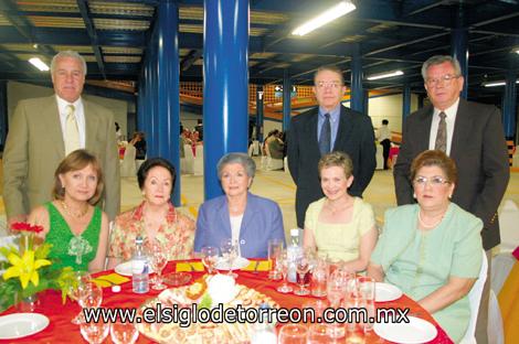Adriana de Fernández, Sendy de López, Eva de González, Tere de Martínez, María Cristina de Urtiaga, Jesús Fernández, Bernardo Martínez y Miguel Urtiaga.