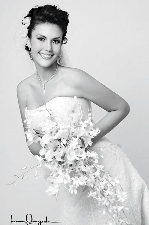 Srita Elvía Meraz Díaz , el día de su boda con el Sr. Artemio Cuéllar León.



Estudio: Laura Grageda.