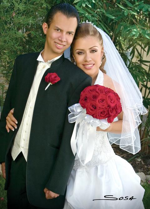 Arq. Francisco  Martínez Morillón en Ing. Brenda Irene Gutiérrez Meraz contrajeron matrimonio el pasado dos de junio en la capilla de San Juan de los Lagos.


Estudio: Sosa.