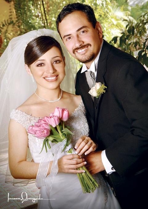 C.P. Rubén Darío Muñoz Rodríguez y C.P. Ana Obdulia Sánchez Aragón contrajeron matrimonio el pasado 20 de mayo en la parroquia Los Ángeles.


Estudio: Laura Grageda.