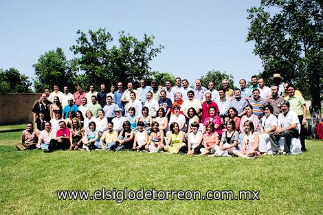 SE VUELVEN A VER LAS CARAS
Egresados de la preparatoria Carlos Pereyra (Generación 78-81) festejando su 25 aniversario de haberse graduado
