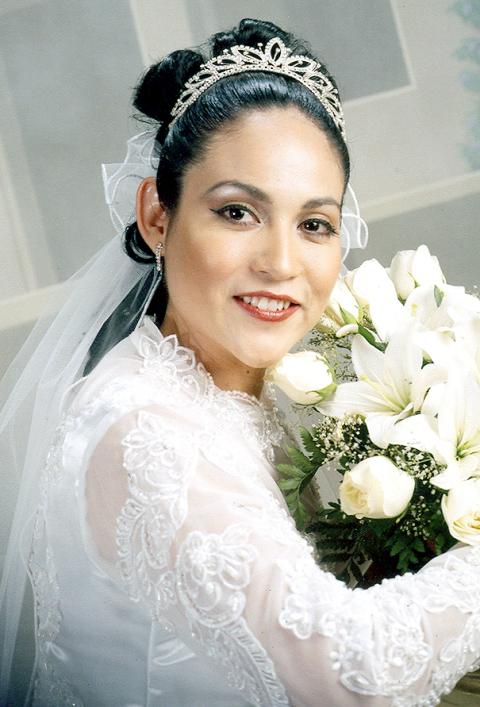 Ing. María Constanza Segura Ornelas, el día que celebró su matrimonio con el Ing. Carlos Augusto Rivera Valenzuela.