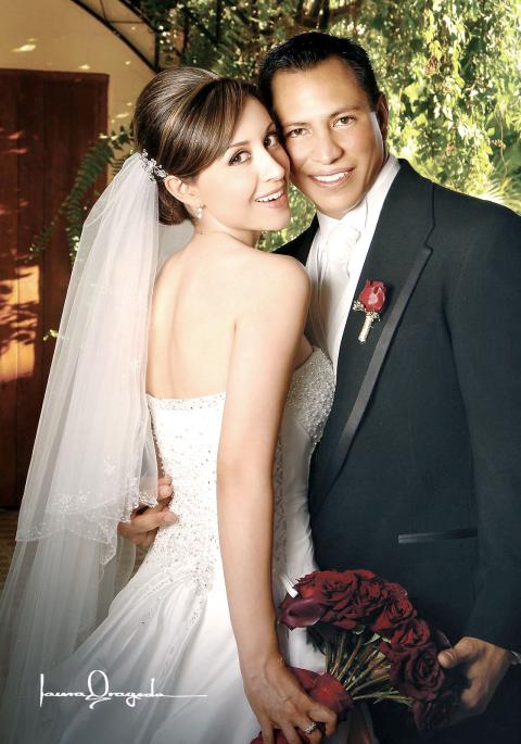 Ing. Guillermo Rábago Smith y Lic. Blanca Cecilia Ruiz Estrada contrajeron matrimonio el pasado 20 de mayo en la parroquia de San Pedro Apóstol.


Estudio: Laura Grageda.