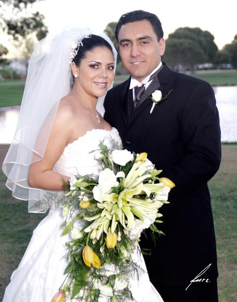 Ing. Sigifrido Macìas Rivera y Srita Liliana Mendoza Torres recibieron la bendición nupcial en la parroquia de la Virgen de la Encarnación, el pasado diez de marzo.
