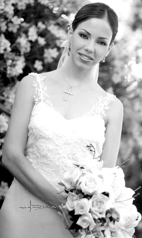Lic. Ana Lorena García Martínez, el día que celebró su enlace nupcial con el Lic. José Cárdenas Esquivel.


Estudio: Maqueda.