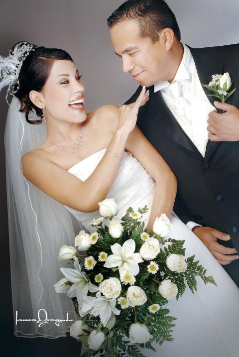 Ing. José Ángel Lozano Zapata y Srita. Jazir Quiroz Casillas contrajeron matrimonio en la parroquia Los Ángeles.


Estudio: Laura Grageda.