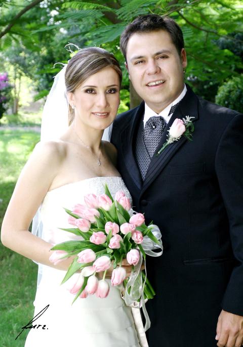 Sr. Juan Antonio Múzquiz Lazalde y Srita. Adriana Ortega García recibieron la bendición nupcial en pasado tres de junio en la parroquia Los Ángeles.