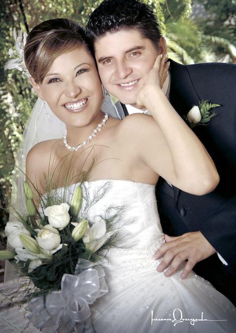 Sr. Luis Gerardo Martínez Sánchez y Srita. Denisse Guerrero Nafarrete contrajeron matrimonio en la parroquia de San Pedro Apóstol.


Estudio: Laura Grageda.