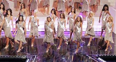 Sin embargo, la corona de 'Miss Universo', un tocado valorado en 250.000 dólares con 120 perlas y 800 diamantes, acabó en la cabeza de 'Miss Puerto Rico'.