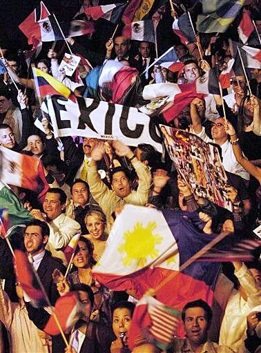 Dado el gran número de mexicanos entre el público de este acto transmitido en directo por el canal de televisión hispano Telemundo, la derrota de 'Miss México' puso los banderines que estaban en la sala a media asta.