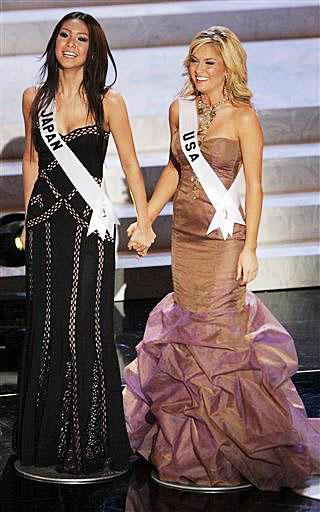 La japonesa Kurara Chibana, en segunda posición, quedó como  primera dama de honor, seguida por la suiza Lauriane Gillieron y la paraguaya Lourdes Arevalos.