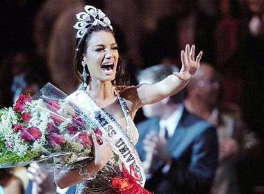 Puerto Rico celebra el quinto título mundial de belleza que gana una puertorriqueña tras el triunfo de Zuleyka Rivera en el auditorio Shrine de Los Angeles.