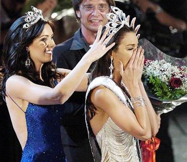 Rivera hereda la corona de la canadiense Natalie Glebova y se convierte en la primera latinoamericana en ganar el concurso desde que lo hiciera la dominicana Amelia Vega en el 2003.