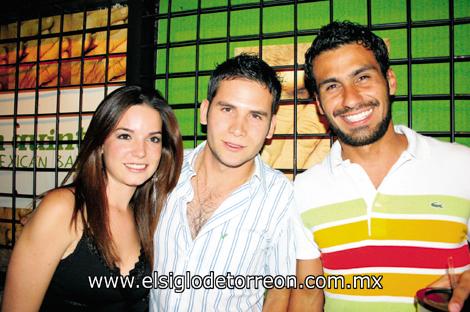 Luisa Fernanda Espada,  Luiser Olhagaray y Alejandro Ramírez.