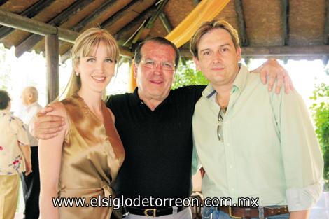 El festejado junto a sus hijos María Fernanda y Jesús Gutiérrez Guerra.