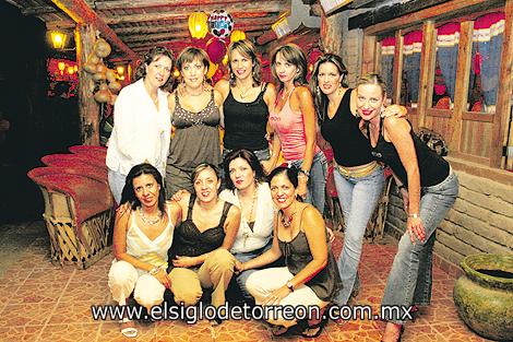 Vero y Ana Lilia el día que festejaron su cumpleaños, acompañadas de Maritere, Maru, Selina, Marcia, Claudia, Vivis, Yesenia y Ana Cristina.