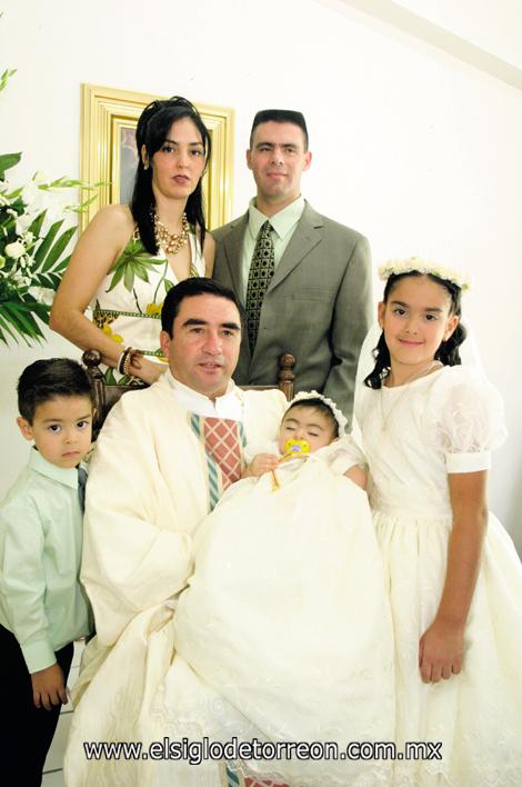 DOBLE FESTEJO
Adriana Fernández, Apolo Flores, el padre José de Jesús García y los niños Vanessa Ianthe, Karissa Nellie y Apolo Flores Fernández.