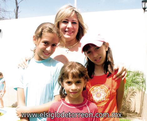 Bárbara junto a su mamá Myrthala Aguiñaga y sus hermanas Andrea y Myrthala.